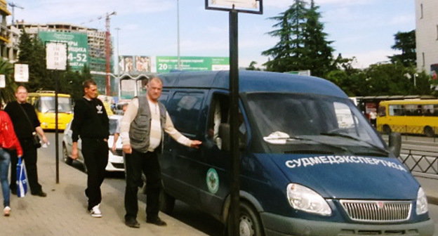 К месту, где скончался Юрий Молостов, подъехала машина "Судмедэкспертизы". Сочи, 2 ноября 2012 г. Фото Светланы Кравченко для "Кавказского узла"