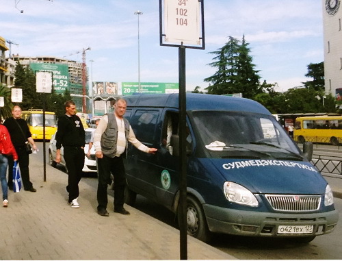 К месту, где скончался Юрий Молостов, подъехала машина "Судмедэкспертизы". Сочи, 2 ноября 2012 г. Фото Светланы Кравченко для "Кавказского узла"