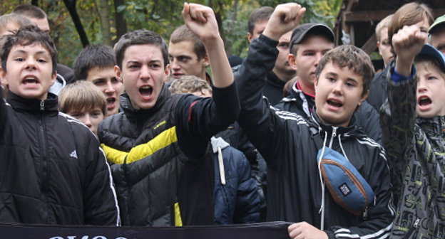 Участники "Русского марша" скандируют речевки вслед за оратором. Краснодар, 4 ноября 2012 г. Фото Никиты Серебрянникова для "Кавказского узла"