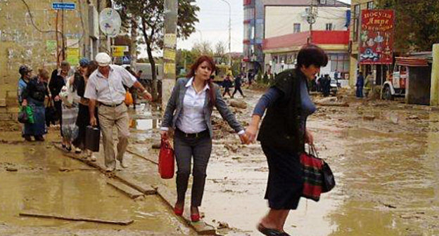 Жители Дербента пробираются через затопленные улицы. 11 октября 2012 г. Фото Александра Аванесова предоставлены администрацией Дербента
