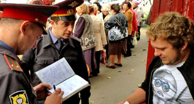 Пикет у офиса партии "Яблоко" в Краснодаре. 1 октября 2012 г. Фото Игоря Харченко