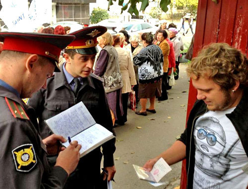 Пикет у офиса партии "Яблоко" в Краснодаре. 1 октября 2012 г. Фото Игоря Харченко