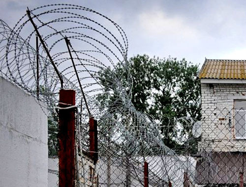Забор из колючей проволоки в колонии. Фото: Елена Синеок. ЮГА.ру