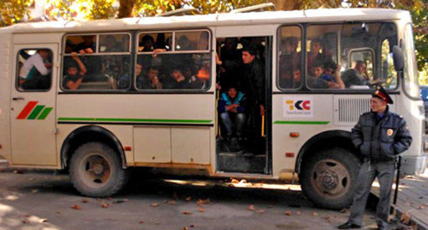 Около 240 человек были задержаны полицией по подозрению в участии в массовой драке на спортивно-туристическом комплексе "Горная карусель" в Красной Поляне. На снимке: автобус с задержанными возле здания суда. Сочи, 6 ноября 2012 г. Фото http://blogsochi.ru