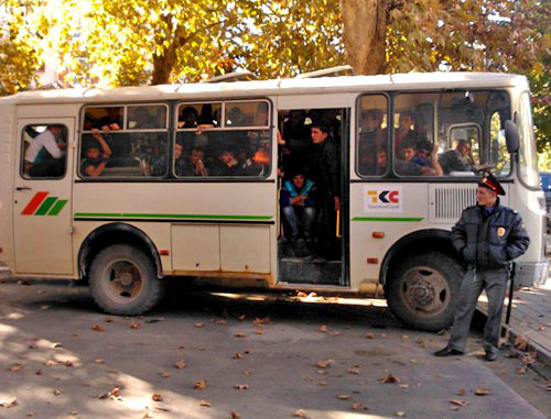 Около 240 человек были задержаны полицией по подозрению в участии в массовой драке на спортивно-туристическом комплексе "Горная карусель" в Красной Поляне. На снимке: автобус с задержанными возле здания суда. Сочи, 6 ноября 2012 г. Фото http://blogsochi.ru