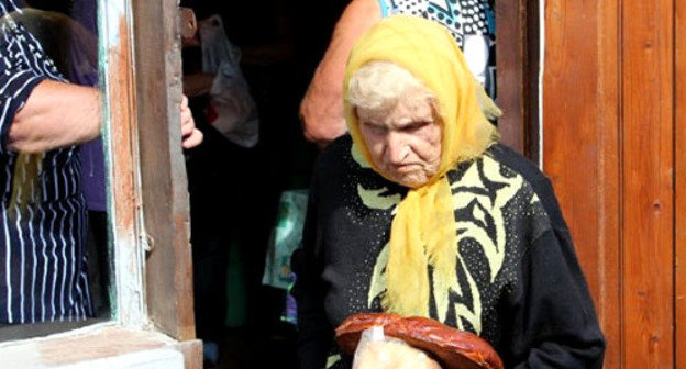 Пожилая женщина возле магазина. Фото http://www.media-kuban.ru