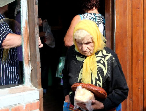 Пожилая женщина возле магазина. Фото http://www.media-kuban.ru