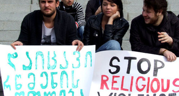 Участники акции держат плакаты с лозунгами «Защитите право на веру», «Остановите религиозное насилие». Грузия, Тбилиси, 5 ноября 2012 г. Фото Эдиты Бадасян для "Кавказского узла"