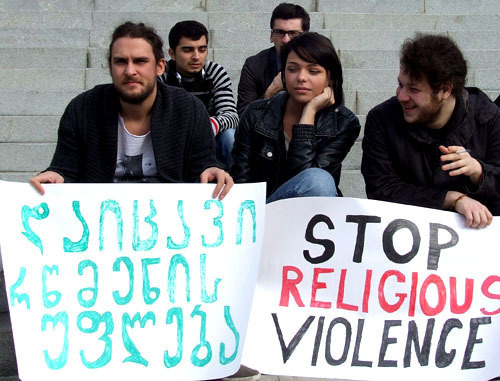 Участники акции держат плакаты с лозунгами «Защитите право на веру», «Остановите религиозное насилие». Грузия, Тбилиси, 5 ноября 2012 г. Фото Эдиты Бадасян для "Кавказского узла"