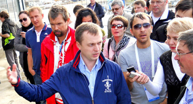 Второй всероссийский форум спортивных журналистов. На снимке: руководитель олимпийского объекта "Ледяной куб для керлинга" дает интервью журналистам. Сочи, 4 ноября 2012 г. Фото Олега Чалого для "Кавказского узла"