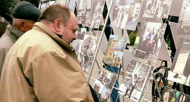 Ростовчане рассматривают фотовыставку-пикет, организованную ростовским отделением патриотического движения "Суть времени". Ростов-на-Дону, 7 ноября 2012 г. Фото Олеси Диановой для "Кавказского узла"