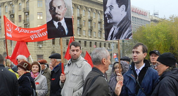 Митинг коммунистов на площади Павших борцов в Волгограде 7 ноября 2012 г. Фото Татьяны Филимоновой для "Кавказского узла"