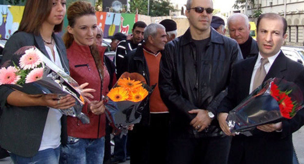 Около двадцати человек возложили цветы к памятнику Александру Пушкину в ходе акции неправительственной организации "Земля - наш дом". Тбилиси, 8 ноября 2012 г. Фото Эдиты Бадасян для "Кавказского узла"