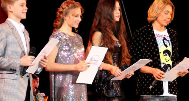 Ведущие церемонии открытия XII Международного детского фестиваля искусств и спорта "Кинотаврик"в Зимнем театре. Сочи, 4 ноября 2012 г. Фото Дианы Самарчевой