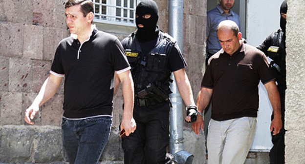 Сотрудников ресторанного комплекса "Арснакар", участвовавших в драке 17 июня 2012 г., доставляют в Главное следственное управление полиции Армении. 21 июня 2012 г. Фото: Новости Армении - Терт.am, http://www.tert.am