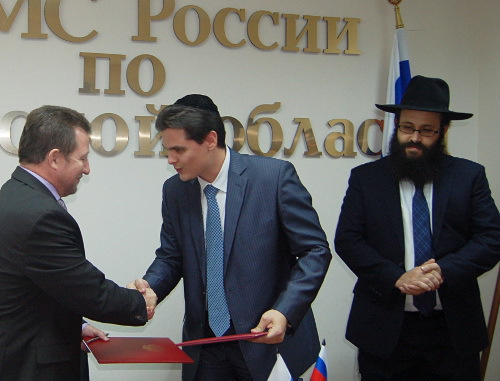 Подписание соглашения между УФМС России по Ростовской области и Еврейской религиозной общиной региона о решении вопросов, связанных с адаптацией и культурной
интеграцией мигрантов еврейской национальности. Фото предоставлено пресс-службой УФМС по Ростовской области