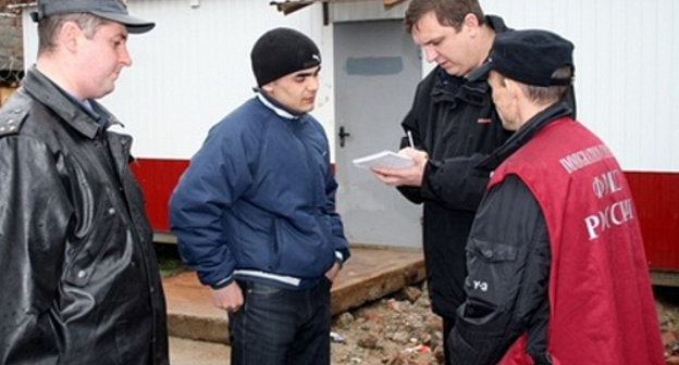 Представители УФМС и полиции Сочи проверяют документы у приезжих рабочих. Фото: Югополис, http://www.yugopolis.ru