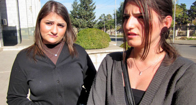 Студентки Карине Варданян и Нушик Овсепян из Сирии продолжат свое обучение в Арцахском государственном университете на бесплатной основе. Нагорный Карабах, Степанакерт, 7 ноября 2012 год.