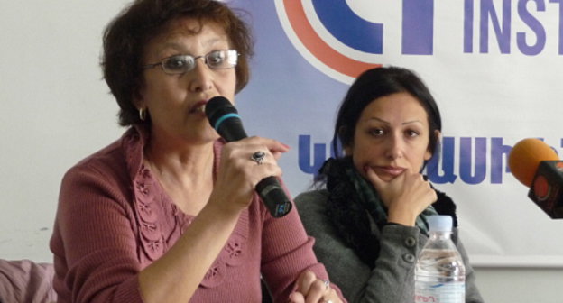 Участницы дебатов "Трансформация гендерных ролей в армянском обществе" Карине Базеян и Гоар Шахназарян. Ереван, 6 ноября 2012 г. Фото Армине Мартиросян для "Кавказского узла"