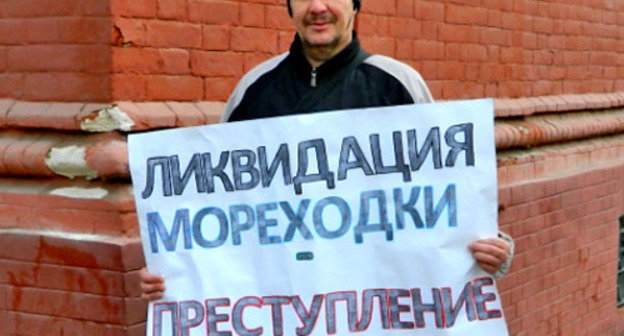 Валерий Ромахин в одиночном пикете против ликвидации филиала Морского университета. Астрахань, 8 ноября 2012 г. Фото Елены Гребенюк для "Кавказского узла"