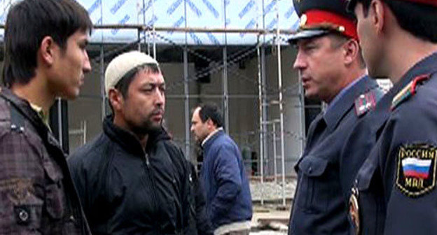 Отправка граждан Узбекистана на родину проходила под контролем полиции. Сочи, 11 ноября, 2012 г. http://www.blogsochi.ru