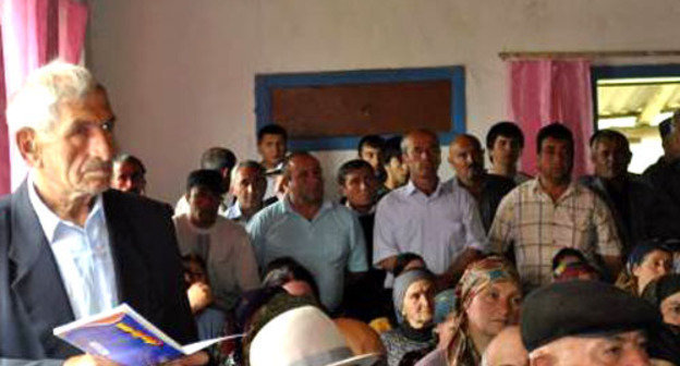 Жители селения Храх-Уба, которое расположено внутри Азербайджанской Республики. Фото http://flnka.ru