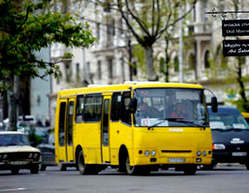Автобус на улице Тбилиси. Фото: Александр Имедашвили, newsgeorgia.ru