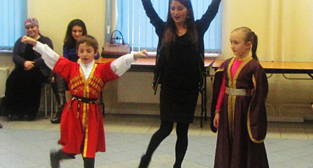 Танцевальный мастер-класс на встрече лектория "Лицом к лицу", посвященной кумыкам. Москва, 10 ноября 2012 г. Фото Семена Чарного для "Кавказского узла"