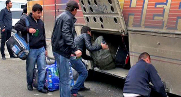 Отправление первой партии участников массовой драки на родину. Сочи, 10 ноября 2012 г. Фото http://www.blogsochi.ru