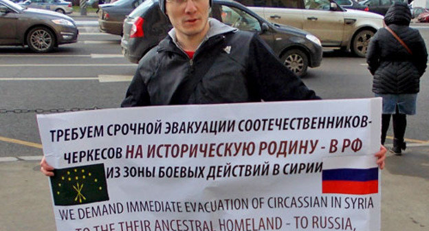 Участник одиночного пикета Рустам Шкаков потребовал эвакуации черкесов из Сирии в Россию. Москва, 13 ноября 2012 г. Фото Карины Гаджиевой для "Кавказского узла"