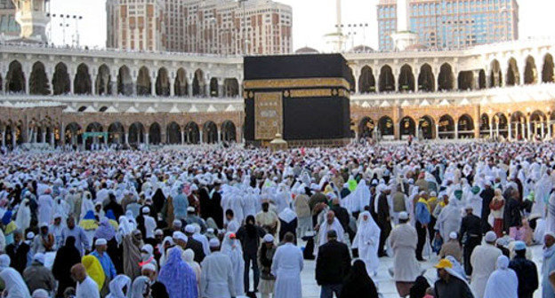 Паломники выполняют обход вокруг Каабы. Фото http://www.minnaz.ru