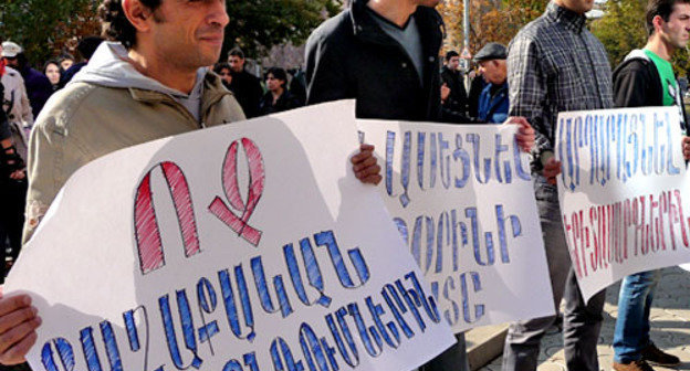 Сторонники АНК провели в Ереване акцию против приговора четверым активистам оппозиции. На снимке: плакаты с надписями - "нет политическим преследованиям", '"Оправдать молодых". Ереван, 13 ноября 2012 г. Фото Армине Мартиросян для "Кавказского узла"