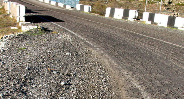 Жители поселка Эльбрус готовят жалобу в прокуратуру на плохой ремонт автодороги. Кабардино-Балкария, ноябрь 2012 г. Фото Луизы Оразаевой для "Кавказского узал"