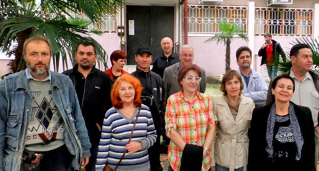 Слушатели открытого процесса по обвинению журналистки Светланы Кравченко перед заседанием суда. Сочи, 13 ноября 2012 г. Фото Светланы Кравченко для "Кавказского узла"