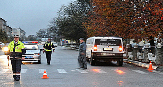 На месте ДТП со смертельным исходом в Нарткале, Кабардино-Балкария. 10 ноября 2012 г. Фото пресс-службы УГИБДД МВД по Кабардино-Балкарской Республике, http://07.gibdd.ru