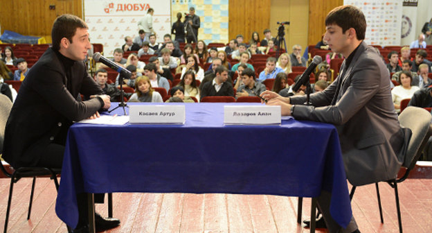 Владикавказ, актовый зал СОГМА, 5 ноября 2012 г.  Заключительный этап конкурса "Перспективные лидеры Осетии". Управленческий поединок между Артуром Касаевым и Аланом Лазаровым. Фото Константина Фарниева для "Кавказского узла"