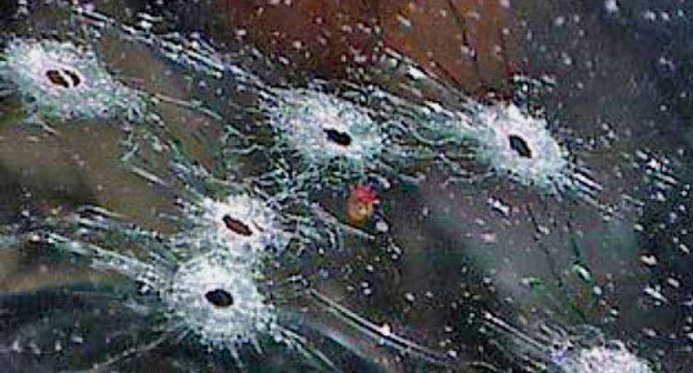 Следы от пуль на лобовом стекле автомобиля. Фото http://aksakal.info