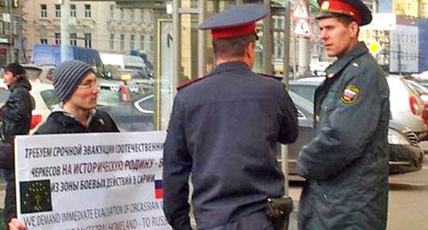 Одиночный пикет у здания МИД России с требованием срочной эвакуации черкесов из Сирии. Москва, 14 ноября 2012 г. Фото http://aheku.org