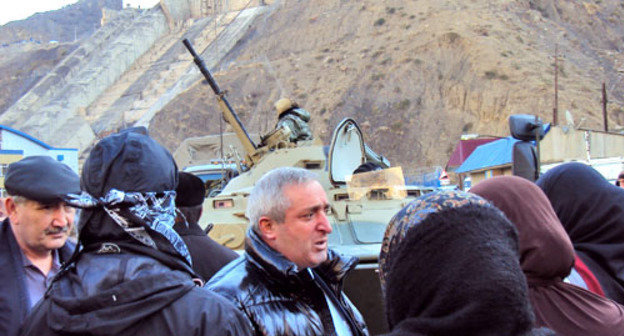 Жители селения Гимры разблокировали дорогу после встречи с представителями власти. Дагестан, 16 ноября 2012 г. Фото Ахмеда Магомедова для "Кавказского узла"