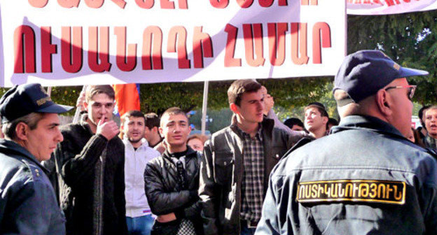 Около 300 студентов провели шествие в защиту своих прав. Ереван, 15 ноября 2012 г. Фото Армине Мартиросян для "Кавказского узла"
