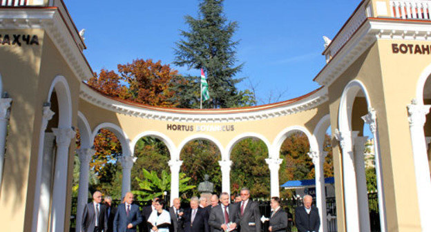 Участники форума «Россия и Абхазия: достижения межрегионального сотрудничества 2012»  у входа в Сухумский ботанический сад. Сухум, 16 ноября 2012 г. Фото Анжелы Кучуберия для "Кавказского узла"