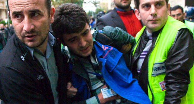 Акция протеста в Баку. На снимке: полиция избила фотокорреспондента газеты "Ени Мусават" Ильгара Фараимоглу. Баку, 17 ноября 2012 г. Фото Азиза Каримова для "Кавказского узла"
