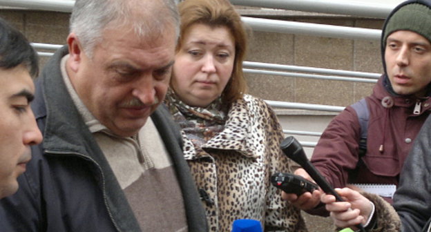 В центре: отец Ивана Агафонова и адвокат Оксана Михалкина у здания Замоскворецкого суда. Москва, 15 ноября 2012 г. Фото Юлии Буславской для "Кавказского узла"