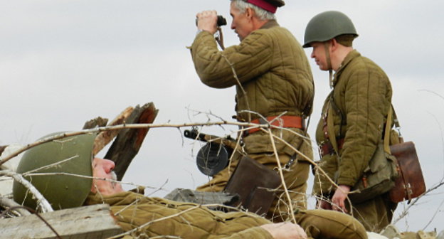 Историческая реконструкция уличных боев в Сталинграде. Бойцы Красной армии. Волгоград, 18 ноября 2012 г. Фото Татьяны Филимоновой для "Кавказского узла"