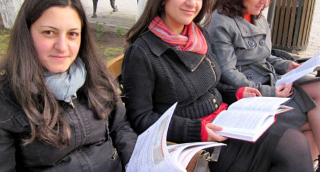 Студенты вузов Нагорного Карабаха провели флешмоб "Читайте книги".  Акция прошла в центральном парке и была приурочена к Международному дню студентов. Степанакерт, 17 ноября 2012 г. Фото Алвард Григорян для "Кавказского узла" 