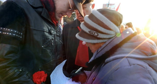 Сбор подписей за переименование Волгограда в Сталинград на митинге, организованном  волгоградским обкомом КПРФ. 19 ноября 2012 г. Фото Татьяны Филимоновой для "Кавказского узла" 