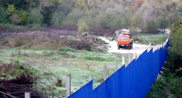 Техника на левом берегу Кудепсты. Сочи, 18 ноября 2012 г. Фото Ирины Ситниковой 