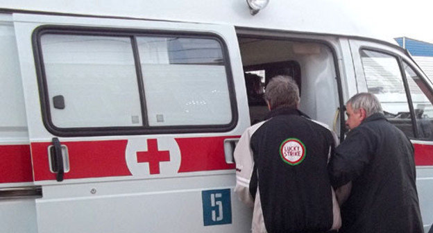 Валерия Ромахина из суда забирает скорая помощь. Астрахань, 20 ноября 2012 г. Фото Елены Гребенюк для "Кавказского узла"