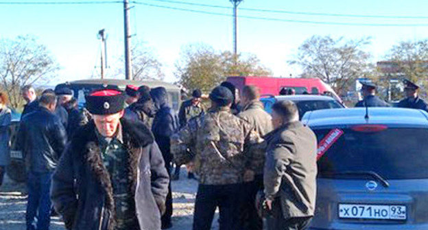 Сход жителей Анапы с требованием остановить отсыпку реки Анапка. Анапа, 20 ноября 2012 г. Фото Дмитрия Слабоды