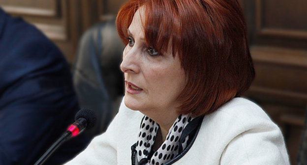 Руководитель фракции "Страна законности" Егине Бишарян во время брифинга в парламенте 16 ноября 2012 г. Фото: © PanARMENIAN Photo / 
Tigran Mehrabyan